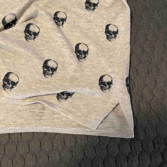 Skull Cashmere shirt
Size small but is loose and fits like a medium - Picture 2 of 6